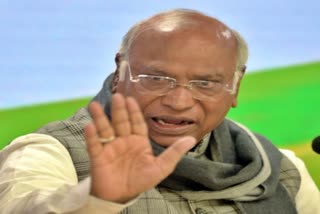 Kharge hits out at Centre  PM distributing appointment  PM distributing appointment letter in installments  ನೇಮಕಾತಿ ಪತ್ರಗಳನ್ನು ಕಂತುಗಳಲ್ಲಿ ವಿತರಿಸುತ್ತಿದ್ದಾರೆ  ಕೇಂದ್ರದ ವಿರುದ್ಧ ಖರ್ಗೆ ವಾಗ್ದಾಳಿ  ಧಾನಿ ಮೋದಿ ಅವರು ನೇಮಕಾತಿ ಪತ್ರ  ಎಐಸಿಸಿ ಅಧ್ಯಕ್ಷ ಖರ್ಗೆ  ರ್ಗೆ ಅವರು ಕೇಂದ್ರದ ವಿರುದ್ಧ ವಾಗ್ದಾಳಿ  ಪ್ರಧಾನಿ ಮೋದಿ ಅವರು ವಿಡಿಯೋ ಕಾನ್ಫರೆನ್ಸಿಂಗ್  ನೇಮಕಗೊಂಡ ಅಭ್ಯರ್ಥಿಗಳಿಗೆ ನೇಮಕಾತಿ ಪತ್ರ  ಮೋದಿ ಸರ್ಕಾರದ ತಪ್ಪು ನೀತಿ