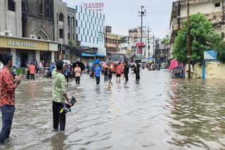 Navsari Rain : નવસારીમાં મેઘતાંડવથી ઘૂંટણસમા પાણી ભરાયા, દિવાલ ધરાશાયી થતાં બે કારનો ભાંગીને ભુક્કો થઈ ગઈ