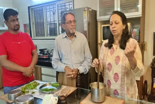 Medha Gokhale teaches a 4-day special course designed for men, where they learn to cook chapatis, vegetables, and some light snacks. Additionally, they are taught how to chop vegetables and perform a few other kitchen chores