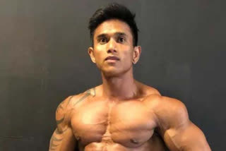 An unexpected incident took place in Indonesia. A fitness trainer died in an incident where a barbell fell on his neck while exercising with a barbell in a gym here. It is noteworthy that the weight of that barbell is 210 kg. According to a local news agency, Justin Vicky (33), a local fitness influencer, went to exercise at a gym in Bali as usual. Soon after reaching the gym this, he started exercising by placing a barbell weighing 210 kg on his shoulders