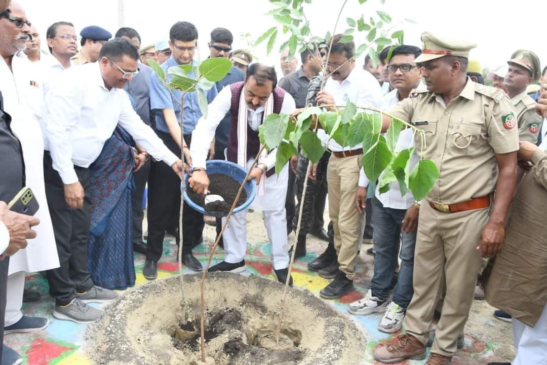 डिप्टी सीएम केशव प्रसाद मौर्य ने किया वृक्षारोपण