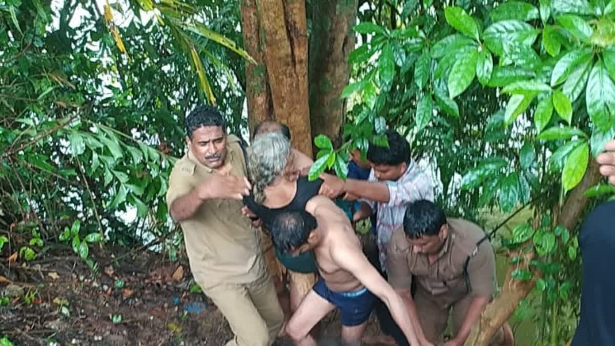 പുഴയിൽ വീണ വയോധികയെ രക്ഷിച്ചു  RESCUED OLD WOMEN FELL IN RIVER  വയോധിക ഇരുവഴിഞ്ഞിപ്പുഴയില്‍ വീണു  RAIN DISASTER NEWS