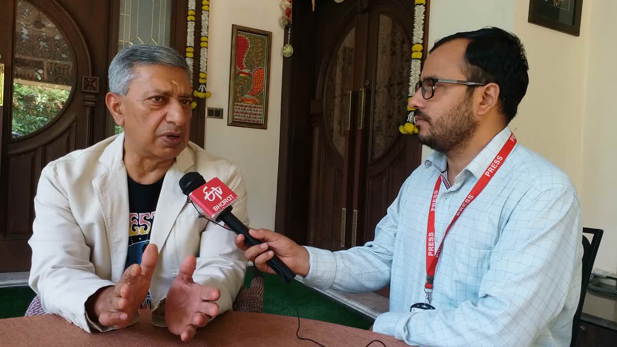 Former J-K DGP SP Vaid (L) in conversation with ETV Bharat Correspondent, Mohd Ashraf Ganie