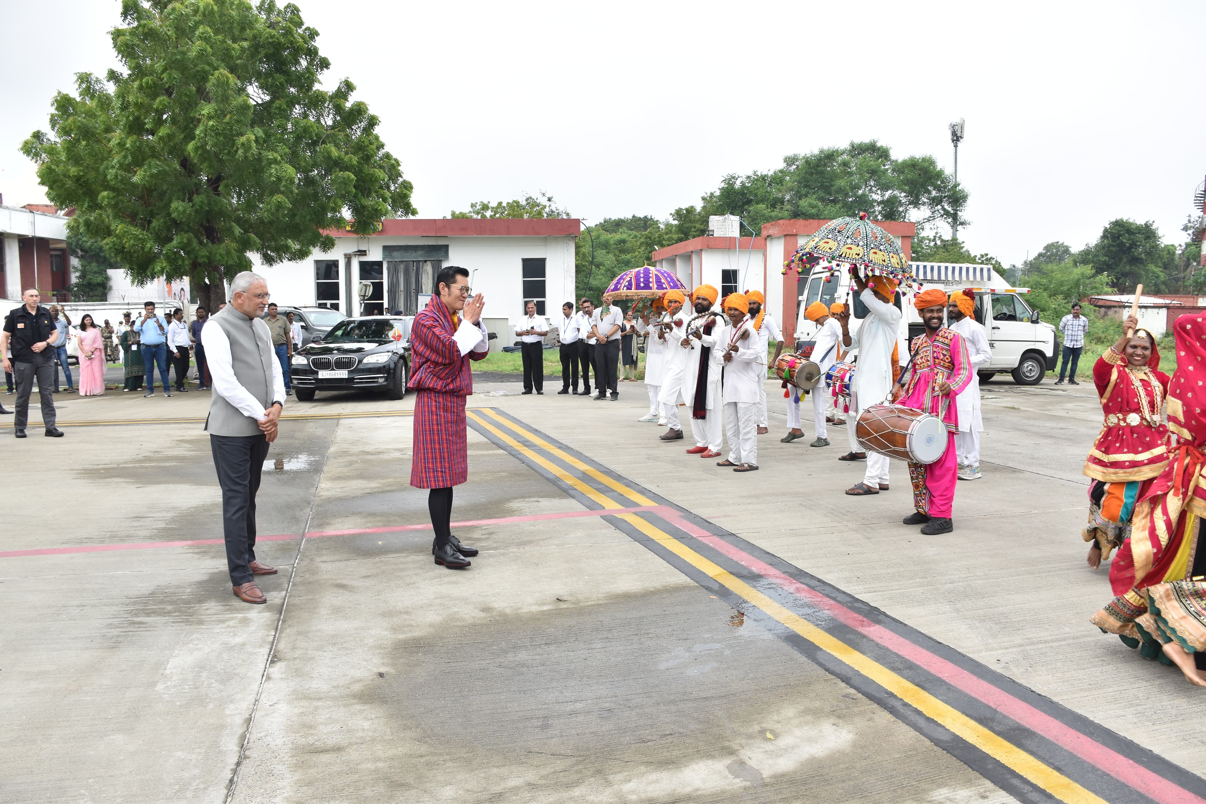 વડોદરા એરપોર્ટ પર ભૂટાનના રાજા અને વડાપ્રધાનનું ઉમળકાભેર સ્વાગત