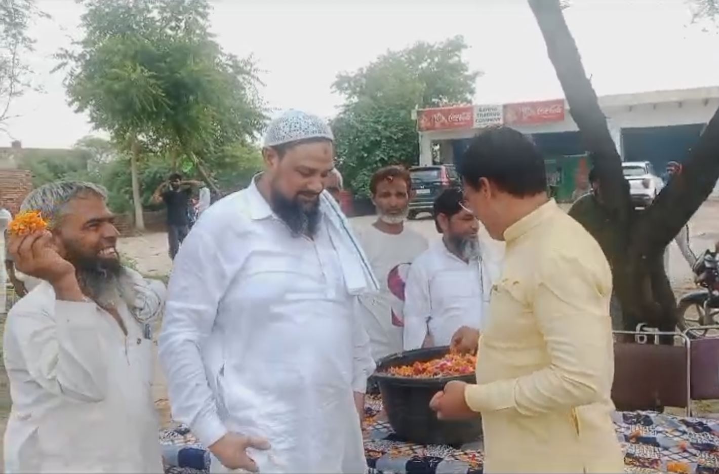 Muslims welcomed Brajmandal Jalabhishek Yatra with flowers in Nuh Haryana