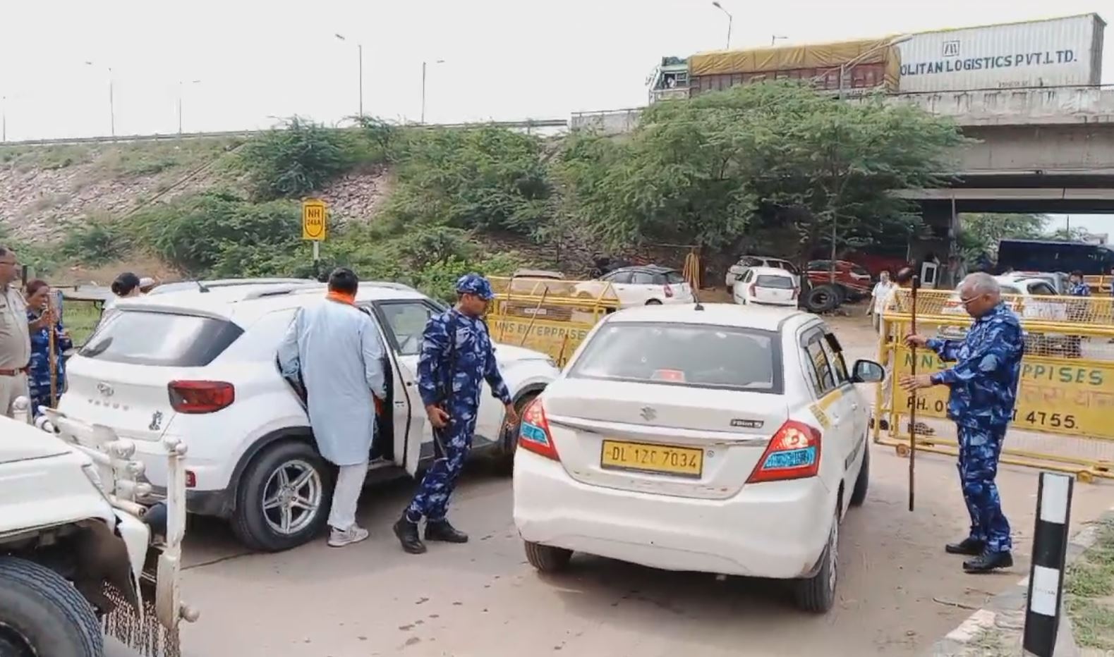 Muslims welcomed Brajmandal Jalabhishek Yatra with flowers in Nuh Haryana