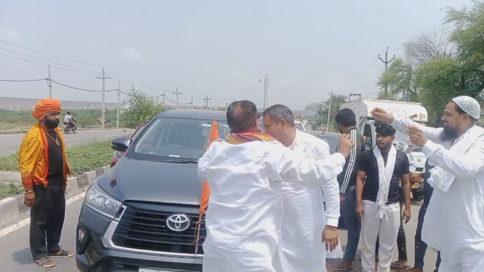 Muslims welcomed Brajmandal Jalabhishek Yatra with flowers in Nuh Haryana