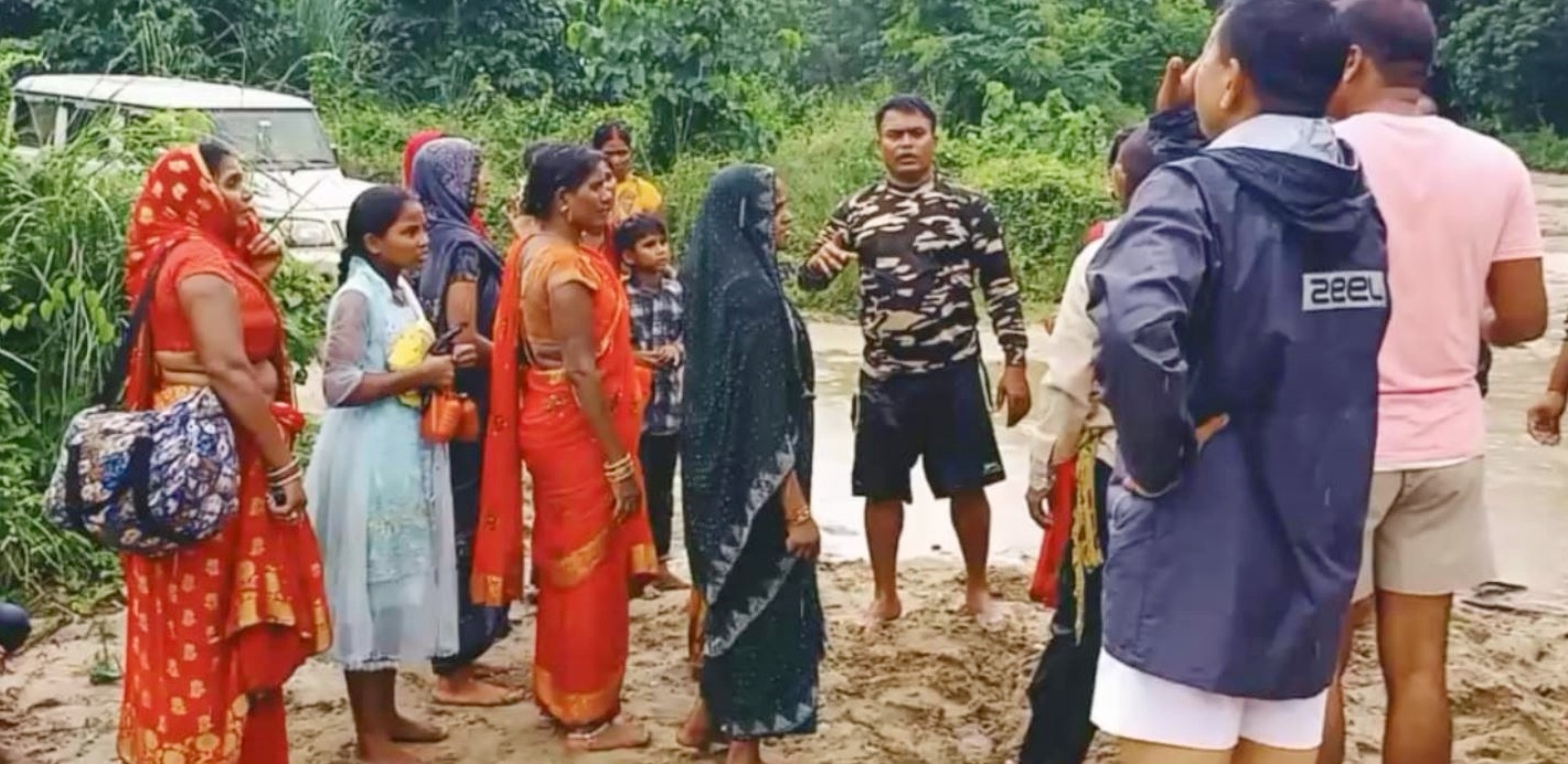 श्रद्धालुओं को निकाला गया सुरक्षित.