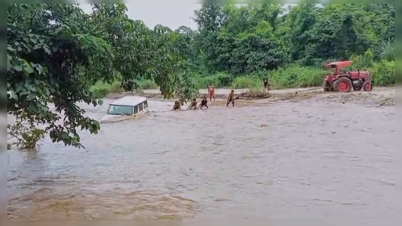 ट्रैक्टर से बोलेरो का हुआ रेस्क्यू