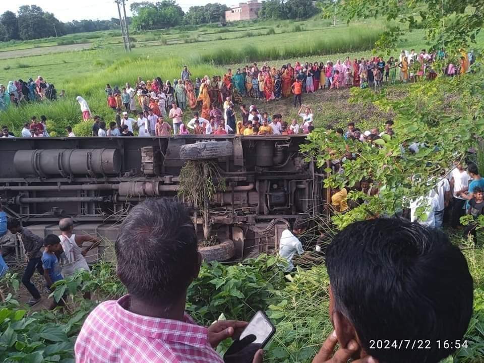 घटनास्थल जमा भीड़.