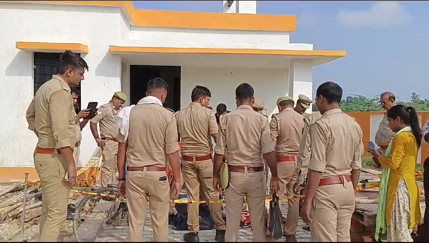 रायबरेली में गार्ड की हत्या के बाद पहुंची पुलिस.