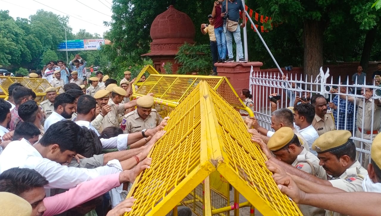 छात्रों को रोकने के लिए लगाई गई थी बैरिकेड्स