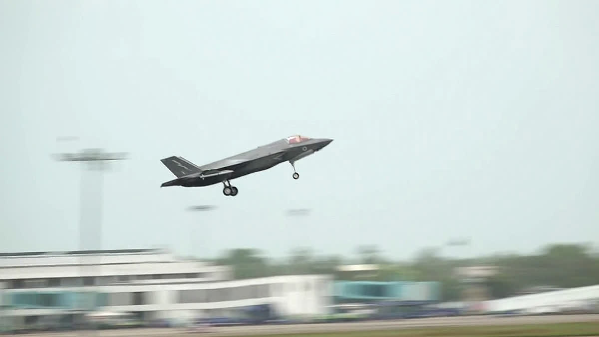 British F-35B Fighter Jet Stranded In Kerala Flies Back After Month ...