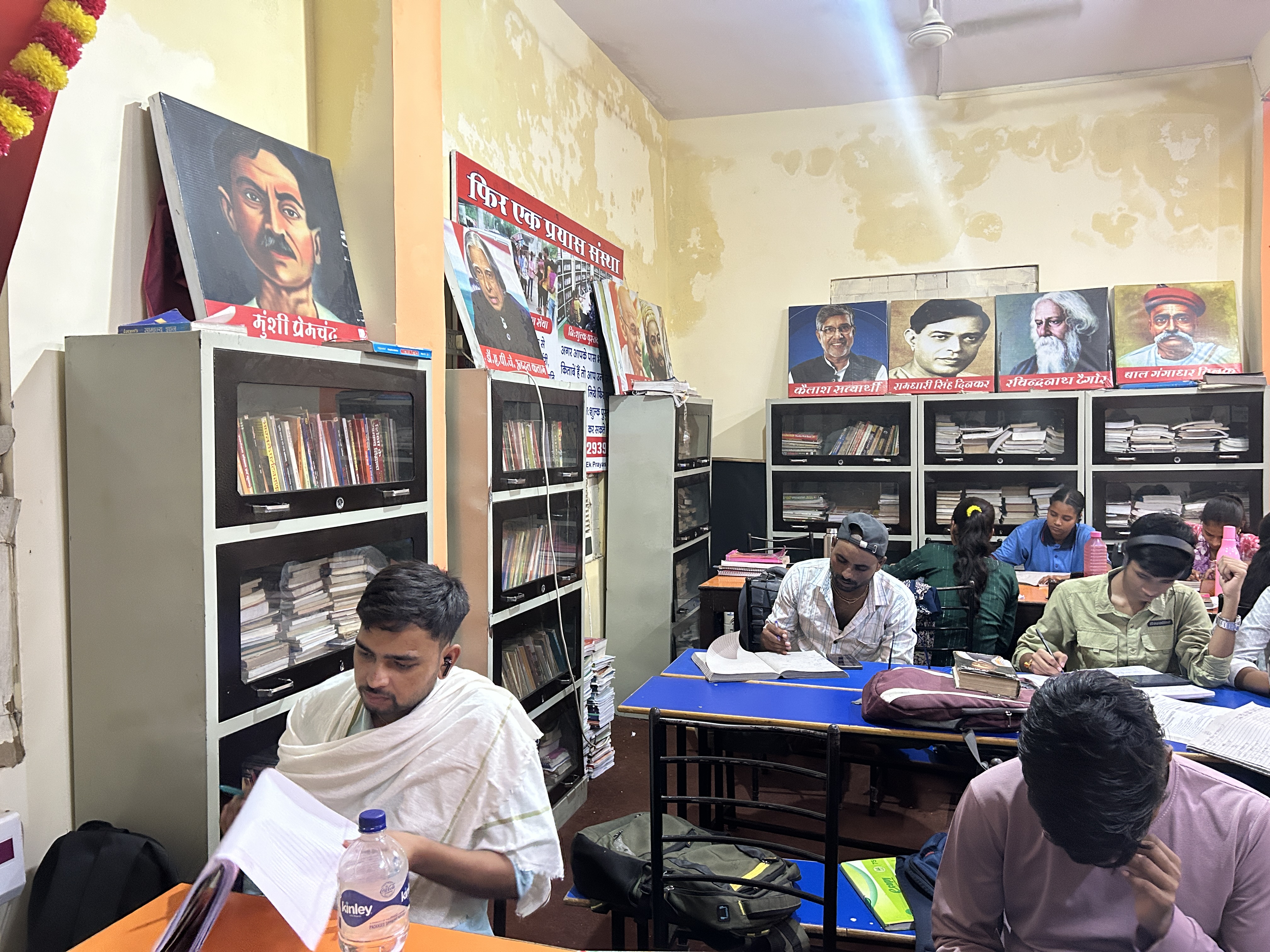 ঘৰে ঘৰে গৈ খুজি আনিছিল কিতাপ, খুলিলে দুটাকৈ পুথিভঁৰাল...
