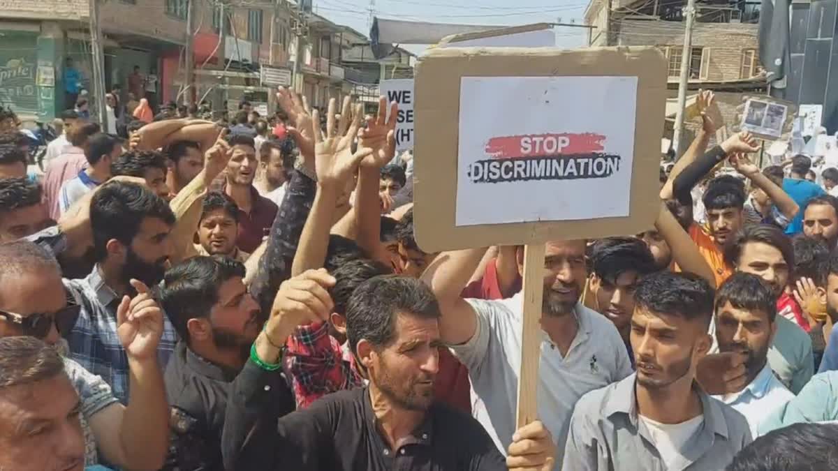 khumani-chowk-residents-protest-against-smc-srinagar-demands-macadamation