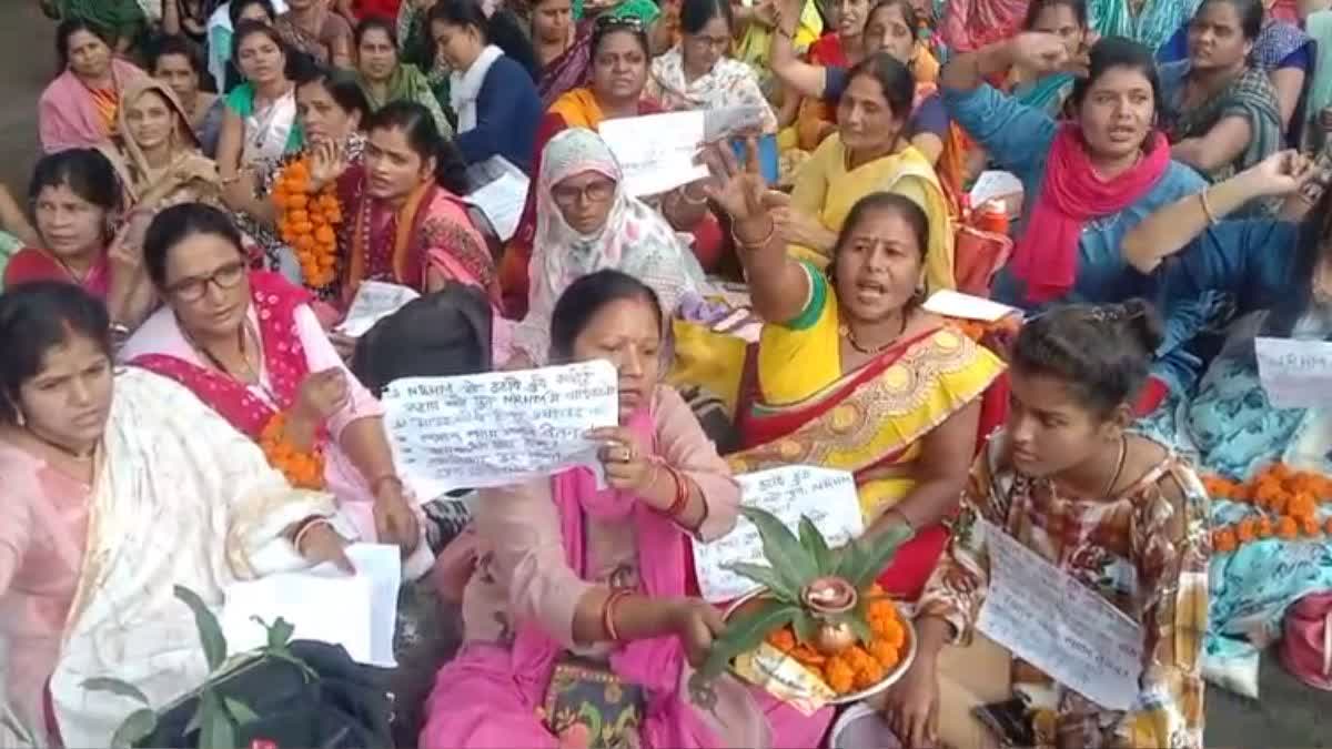 outsourced health women workers protest in bhopal