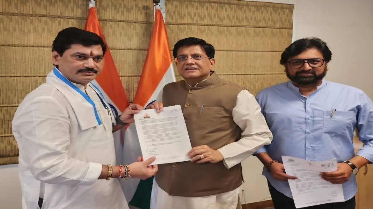 Agriculture Minister Dhananjay Munde submitted memorandum to Piyush Goyal
