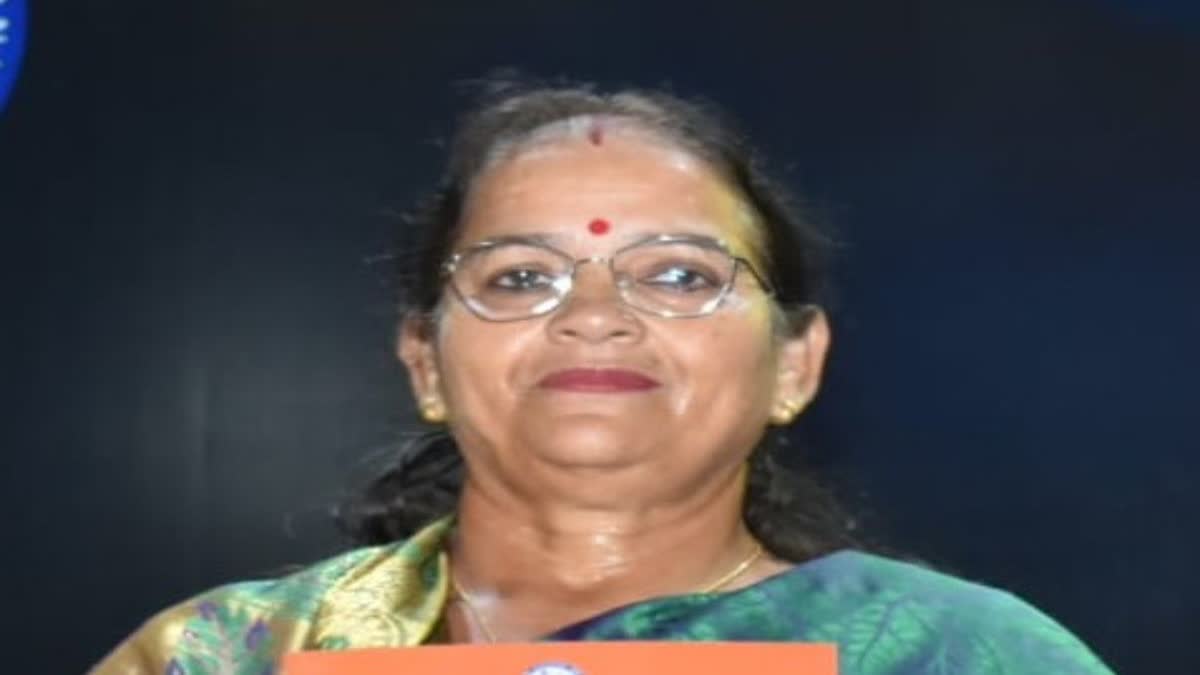 mayor stopped entering icu  mayor  icu  entering icu with chappel  uttar pradesh  Sushma Kharkwal  Vinayak Hospital  ഐസിയു  ആശുപത്രി പൊളിക്കാന്‍ മേയര്‍  Mayor Called Bulldozers  എന്‍ഫോഴ്‌സ്‌മെന്‍റ് സ്‌ക്വാഡിനെയും  ബുള്‍ഡോസറിനെയും  സുഷമ ഖാർക്വാൾ  sidhi urination case  ലക്‌നൗ