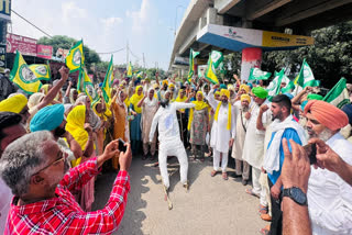 Against the scam of lakhs, farmers blew up the effigy of the government and administration in front of the DC office