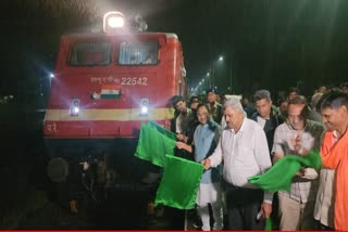3-stopage-of-train-at-vyara-tapi-mp-prabhu-vasava-hamsafar-express-khandesh-express-udhna-banaras-express