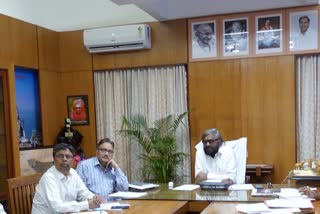 minister-ishwar-khandre-instructed-to-officers-over-take-action-to-prevent-loss-of-life-by-wild-animals