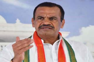 Komatireddy Venkat Reddy fires on KCR