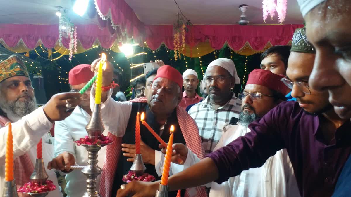 Member of Parliament of Ayodhya Awadhesh Prasad prayed at the shrine by Put on a shawl