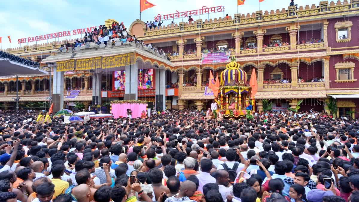 shri-raghavendra-swamy-maharathotsava-celebrated