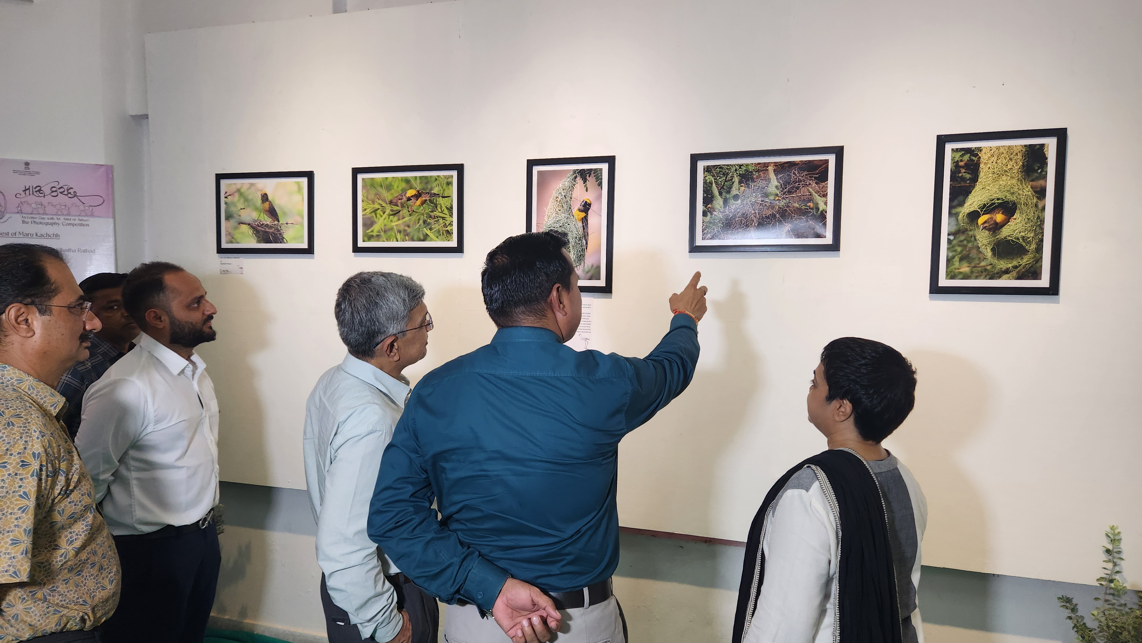 ફોટોગ્રાફી નિહાળતા અતિથિઓ