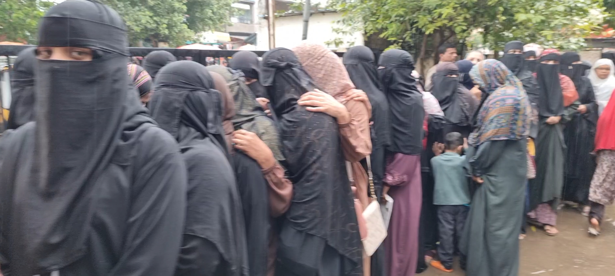 Muslim women get wet in rain since morning for Ladli Behna Yojana money