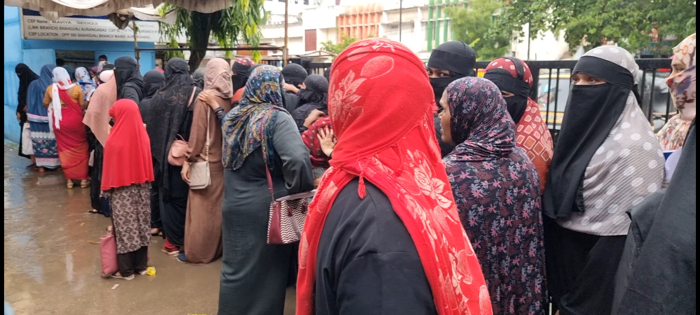 Muslim women get wet in rain since morning for Ladli Behna Yojana money