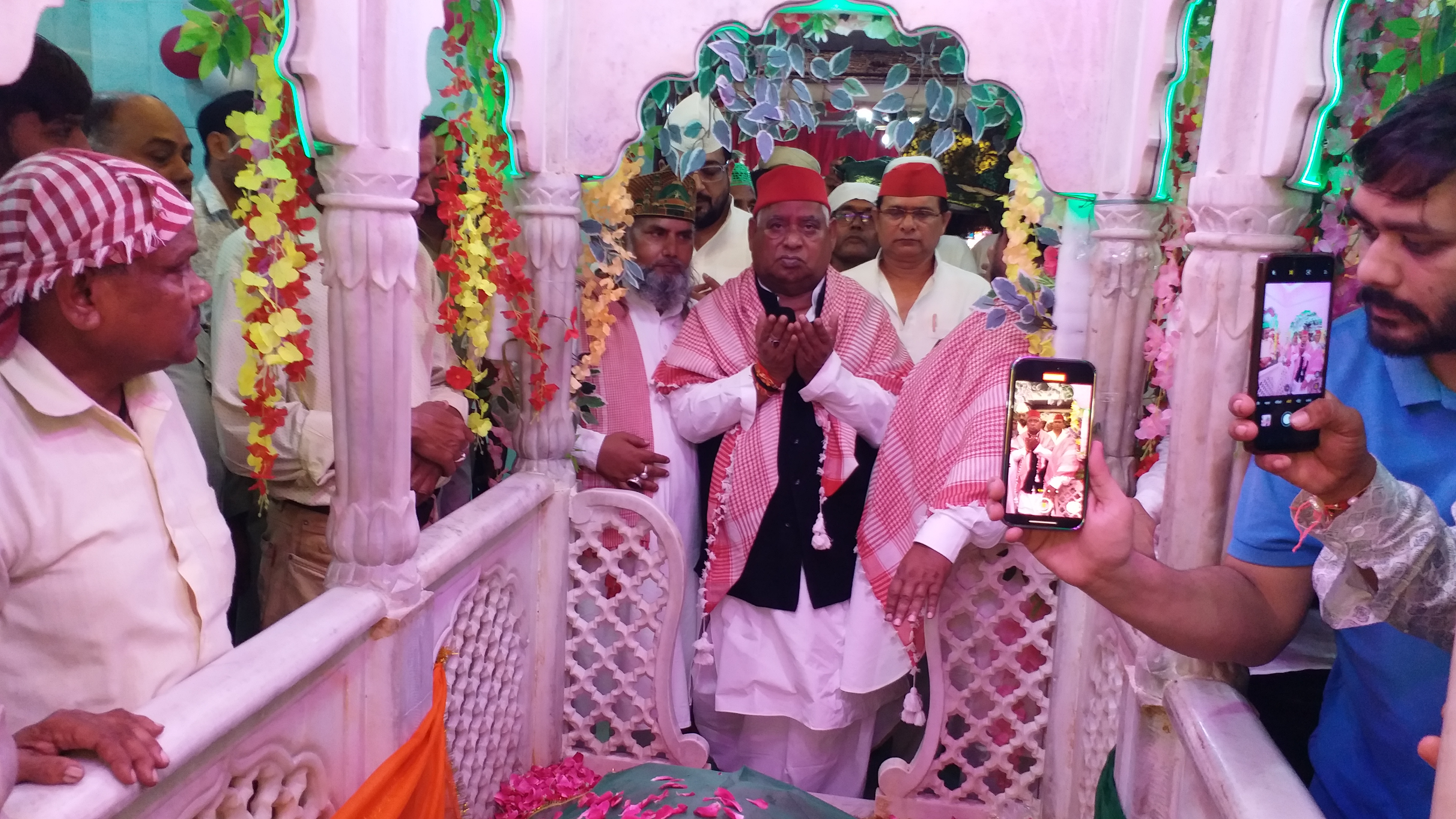 Member of Parliament of Ayodhya Awadhesh Prasad prayed at the shrine by Put on a shawl