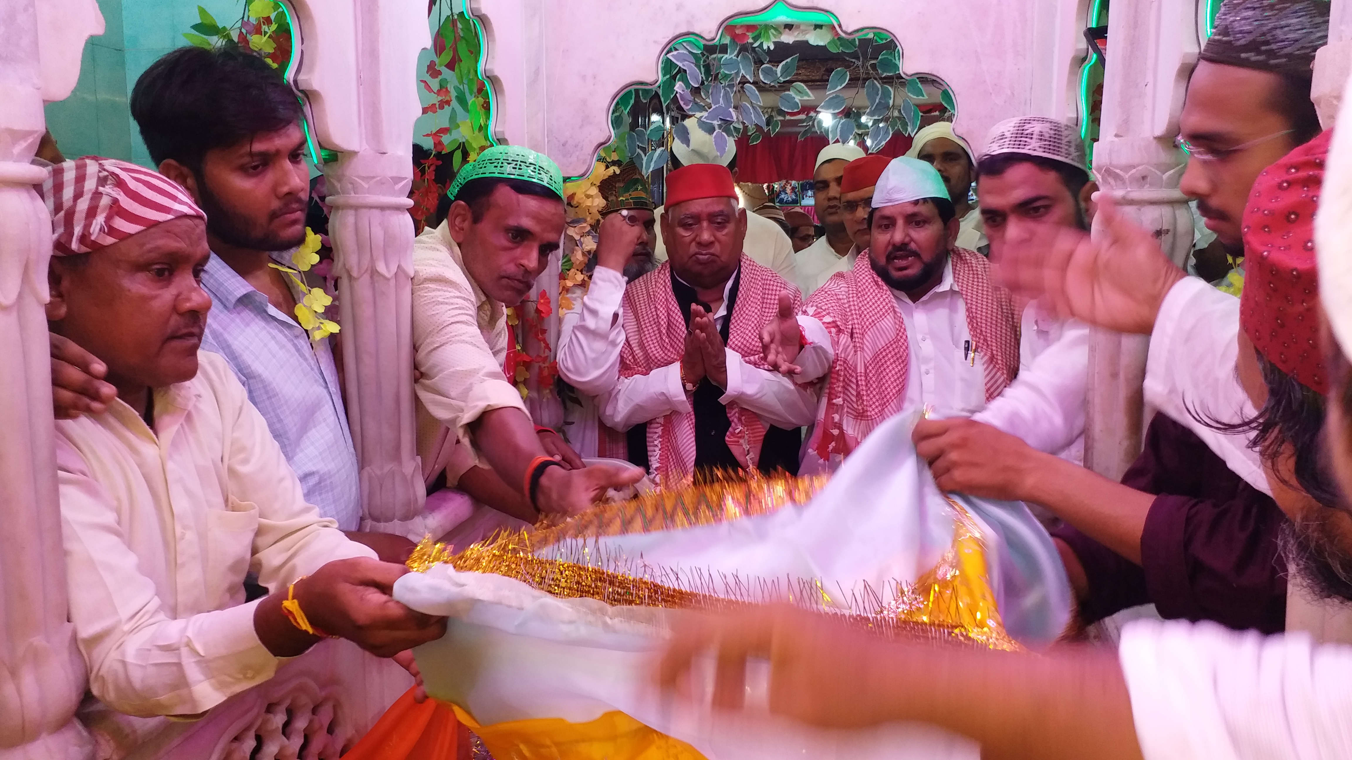 Member of Parliament of Ayodhya Awadhesh Prasad prayed at the shrine by Put on a shawl