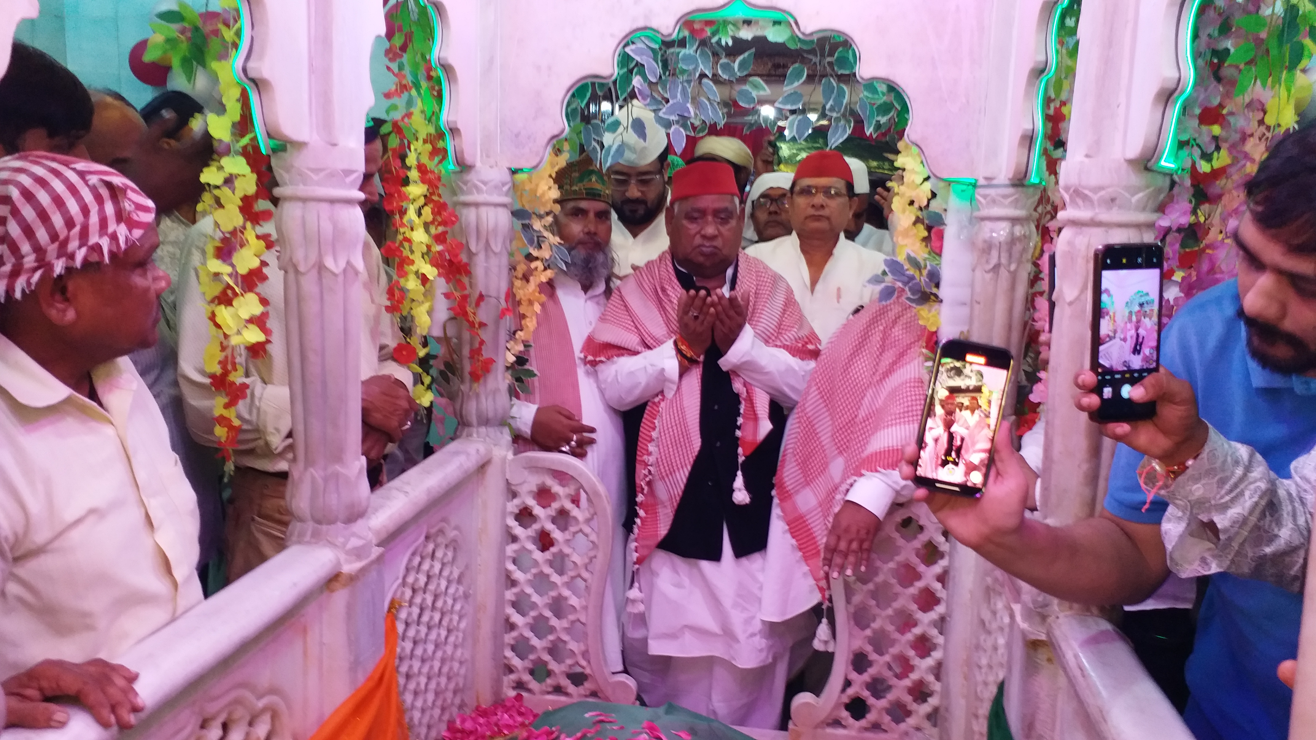 Member of Parliament of Ayodhya Awadhesh Prasad prayed at the shrine by Put on a shawl