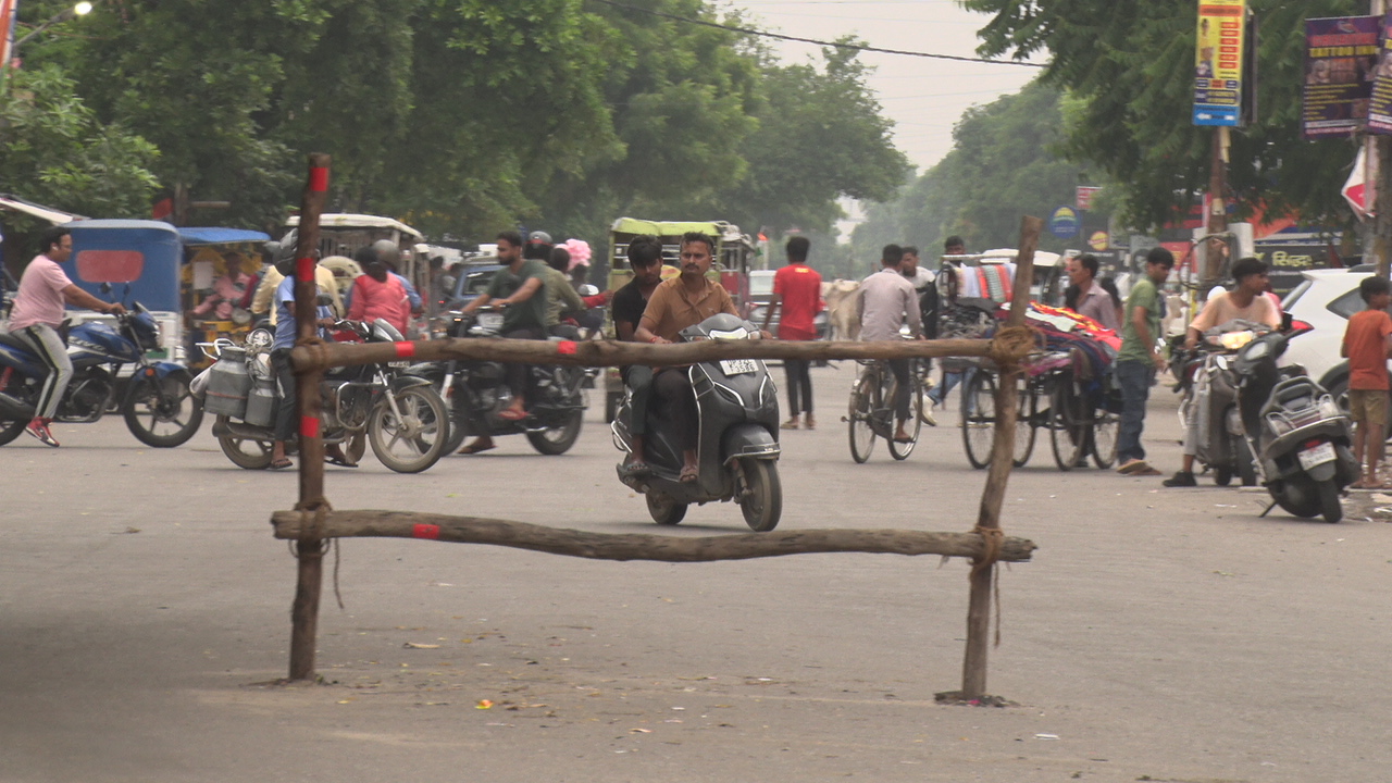 सड़क के बीचो बीच लगाई गई बल्ली