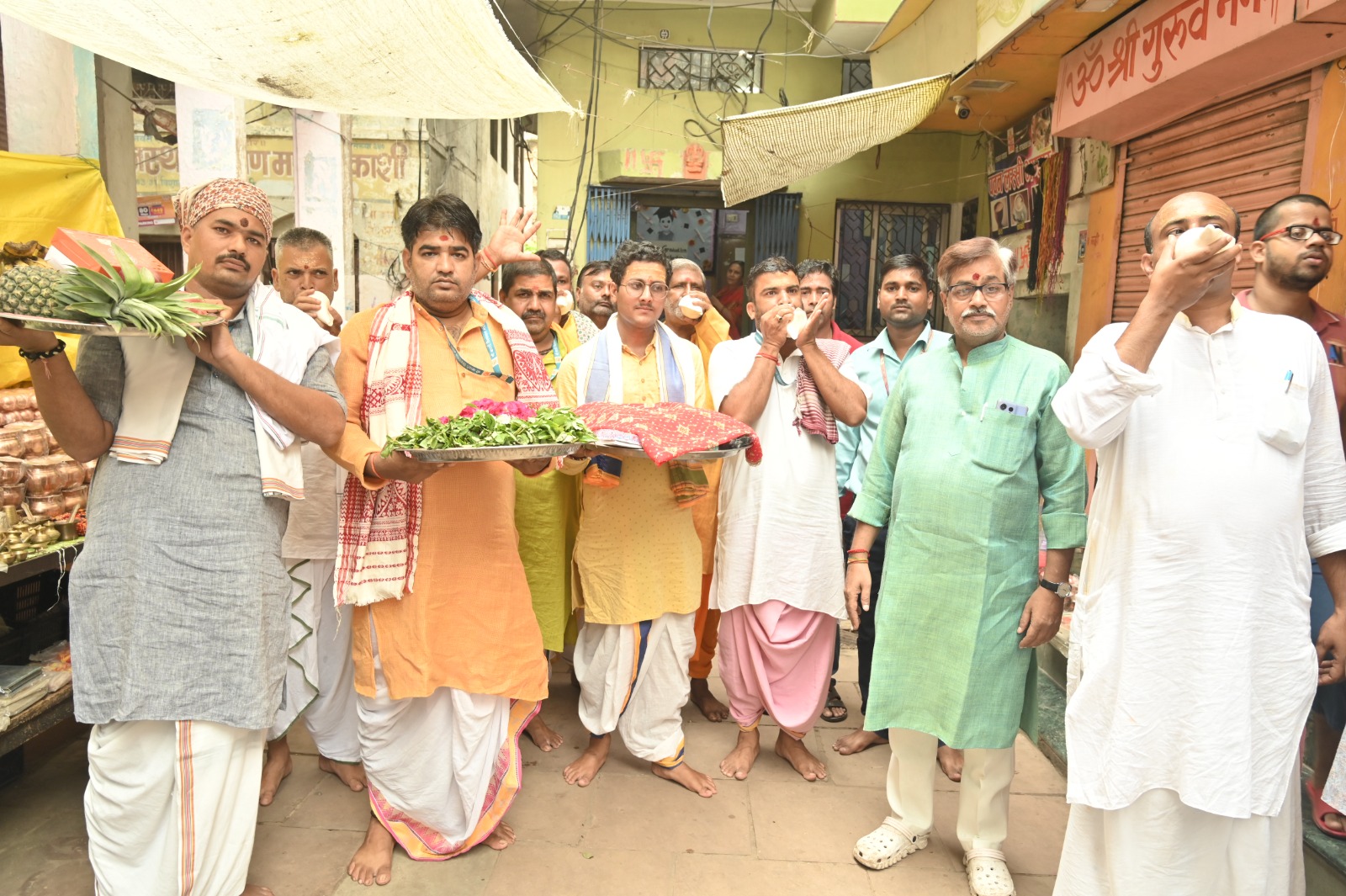 माता विशालाक्षी के लिए सुहाग की सामग्री ले जाते विश्वनाथ मंदिर के पदाधिकारी.