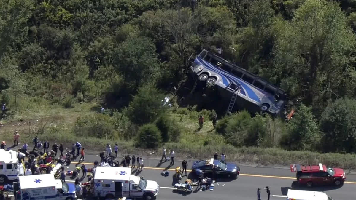 bus carrying children crashes on New York highway  Bus crash on New York Highway  School bus crashes  bus carrying schoolchildren crashes  multiple people hurt  ಮೇಲಿಂದ ಪಕ್ಕದ ರಸ್ತೆಗೆ ಉರುಳಿ ಬಿದ್ದ ಬಸ್  40ಕ್ಕೂ ಹೆಚ್ಚು ವಿದ್ಯಾರ್ಥಿಗಳಿಗೆ ಗಾಯು  ಚಾರ್ಟರ್ ಬಸ್​ವೊಂದು ನ್ಯೂಯಾರ್ಕ್ ಹೆದ್ದಾರಿಯಲ್ಲಿ ಅಪಘಾತ  ಶಾಲಾ ಮಕ್ಕಳನ್ನು ಹೊತ್ತೊಯ್ಯುತ್ತಿದ್ದ ಚಾರ್ಟರ್ ಬಸ್  ಅನೇಕ ಜನರು ಗಾಯ