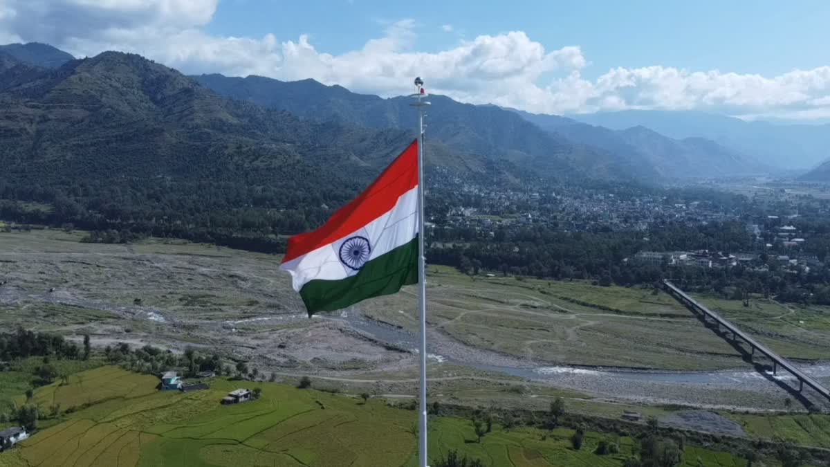 بھارتی فوج نے اجوت وار میموریل پونچھ میں قومی پرچم نصب کر دیا