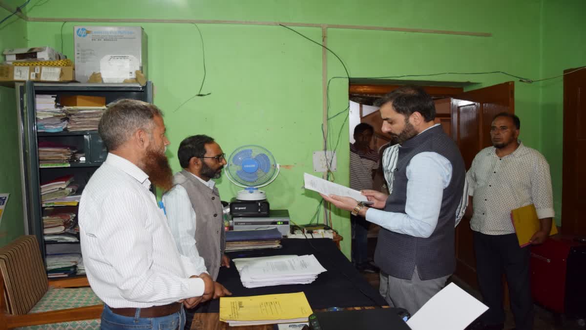 deputy-commissioner-pulwama-visits-tehsil-office-rajpora