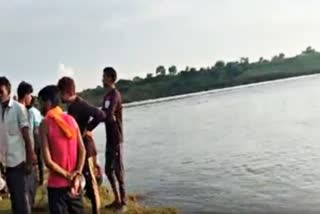 सांगोद में नदी में नहाते समय दो युवक डूबे
