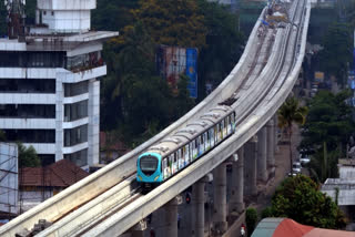 Kochi Metro Daily Ticket Sale Record  ISL Season 10 Inauguration Kochi Metro Revenue  Kochi Metro Highest Ticket Sale Day  ISL match day Kochi metro ticket sale  Passengers Travelled In Kochi Metro  ഇന്ത്യൻ സൂപ്പർ ലീഗ്  കൊച്ചി മെട്രോ വരുമാനം  കൊച്ചി മെട്രോ റെക്കോഡ് ടിക്കറ്റ് വില്‍പ്പന  കൊച്ചി മെട്രോ പ്രതിദിന റെക്കോഡ് ടിക്കറ്റ് വരുമാനം  കേരള ബ്ലാസ്റ്റേഴ്‌സ് ബെംഗളൂരു എഫ്‌സി മത്സരം