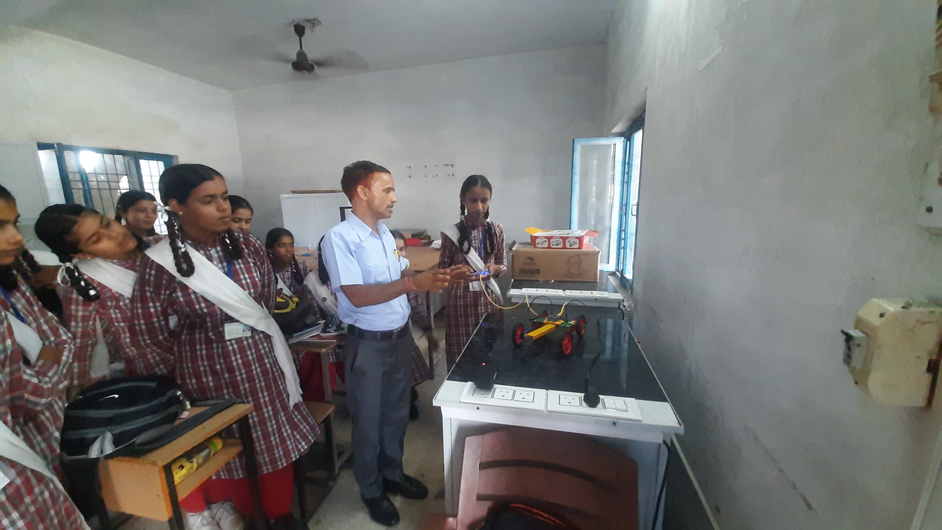 Himachal School Students Making Robots