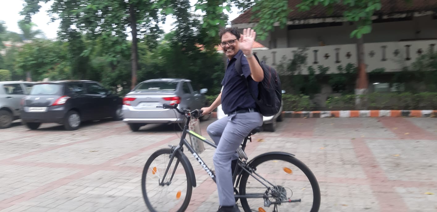 Officer reached office by bicycle in indore