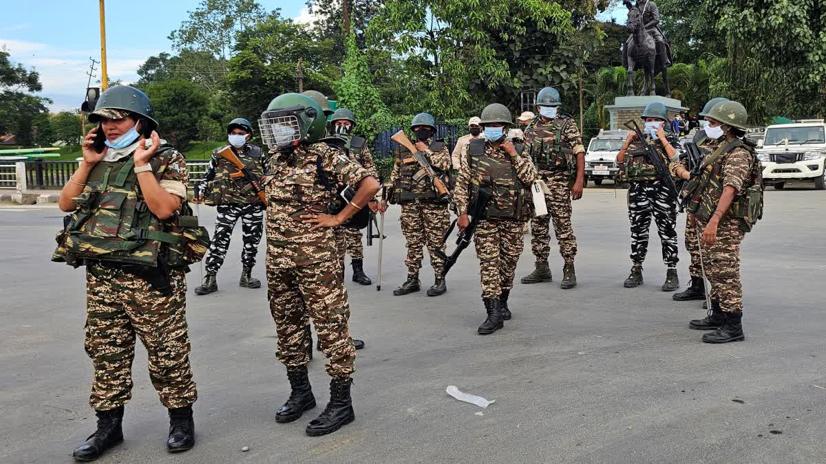 जातीय हिंसा के खिलाफ प्रदर्शन कर रहे छात्रों को तितर-बितर करने के लिए पुलिस ने आंसू गैस के गोले दागे.