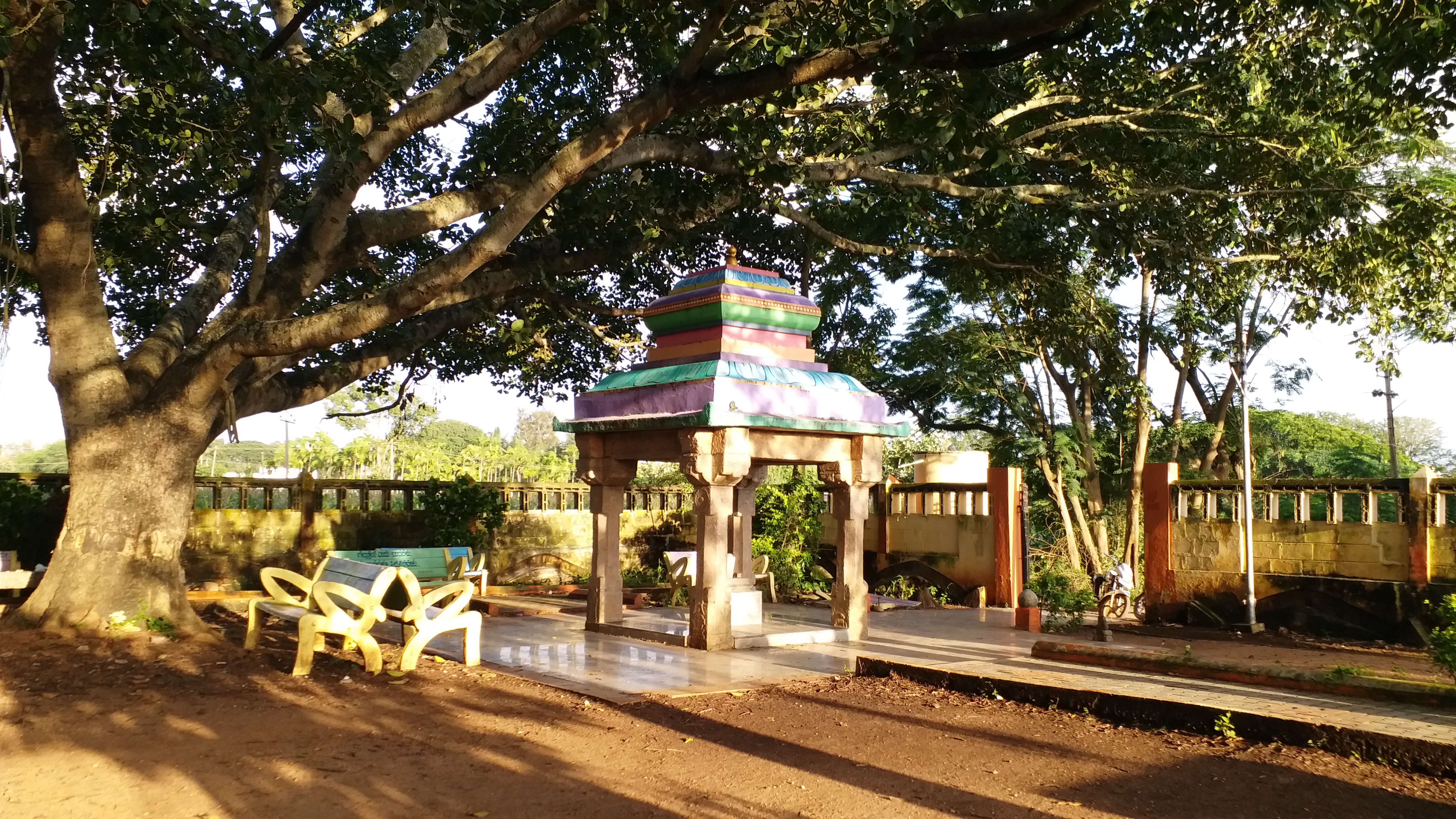 ಹಿರೇಮದಕರಿನಾಯಕನ ಸಮಾಧಿ