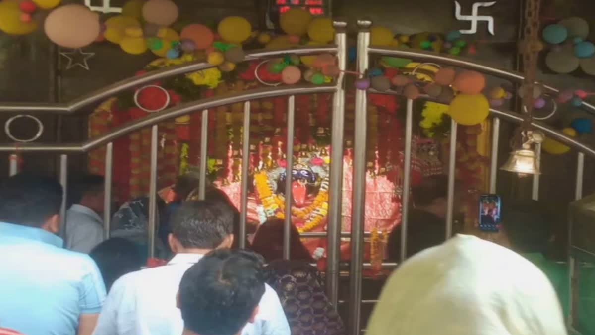 काली माता मंदिर में दिखा भक्तों का जनसैलाब