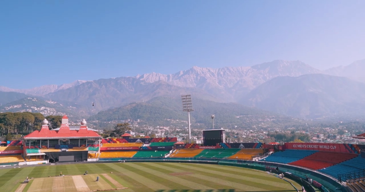 धर्मशाला के क्रिकेट स्टेडियम के अंदर से खूबसूरत दृश्य