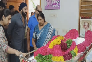 director-hari-fathers-cremation-public-tribute-in-hometown