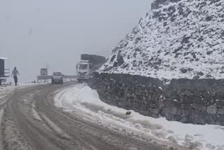 traffic-suspended-on-mughal-road-after-snowfall