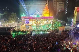 surat-more-than-35-thousand-people-performed-maha-aarti-of-ma-umiya-with-lamps-in-their-hands
